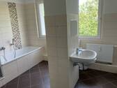 Badezimmer.. - Hübsche Zweiraumwohnung mit tollem Vollbad mit Fenster