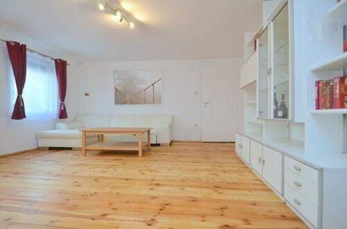 Ansprechender Wohnbereich ähnlich - Provisionsfrei! Bereits freie & freundliche 2-Zimmer-Wohnung im 1.Stock in charmantem Mehrfamilienhaus am Wöhrder See