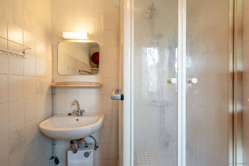 hinterer Wohnbereich, Badezimmer - 