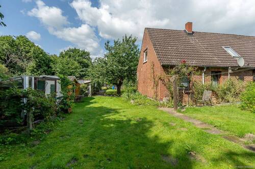 Garten und Blick auf das Wohnhaus - 