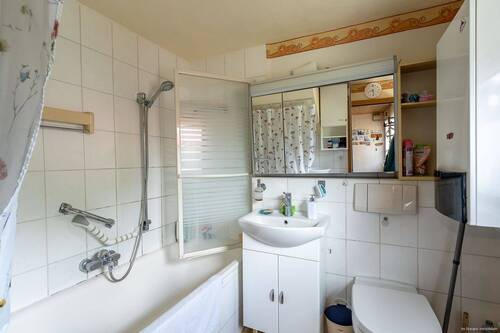 vorderer Wohnbereich, Badezimmer - 