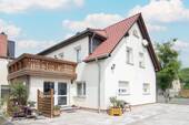 Hausansicht - Großzügiges Einfamilienhaus mit traumhaftem Garten und vielseitigen Nutzungsmöglichkeiten