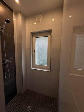 Dusche im Badezimmer - 