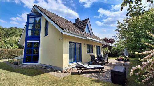 Rückansicht mit Terrasse - Familiäres Wohnen in ruhiger Umgebung