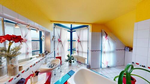 Badezimmer im Dachgeschoss - 
