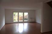 Wohnzimmer mit Terrassenblick - 5 Zimmer Doppelhaushälfte zur Miete in Heidesee