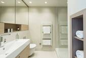 Midtown Suites - Bad 054-1.jpg - Modern möblierte 2-Zimmer-Wohnung mit Einbauküche und Waschmaschine, Innenstadtlage
