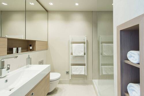 Midtown Suites - Bad 054-1.jpg - Modern möblierte 2-Zimmer-Wohnung mit Einbauküche und Waschmaschine, Innenstadtlage