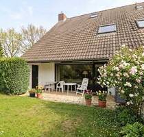 Familienfreundliche Doppelhaushälfte mit Garage, Carport und schönem Garten in Henstedt-Rhen - Henstedt-Ulzburg
