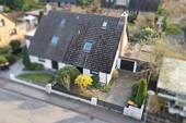 Vogelperspektive auf Haus, Vorgarten, Garage & Carport - 4 Zimmer Doppelhaushälfte in Henstedt-Ulzburg