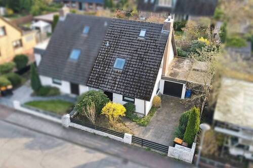 Vogelperspektive auf Haus, Vorgarten, Garage & Carport - 4 Zimmer Doppelhaushälfte in Henstedt-Ulzburg