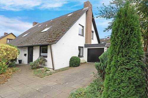 seitliche Hausansicht mit Garage - Doppelhaushälfte mit 102,00 m&sup2; in Henstedt-Ulzburg zum Kaufen