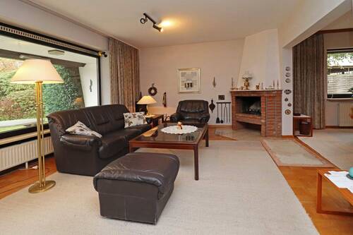 Wohnzimmer mit Eckkamin - 