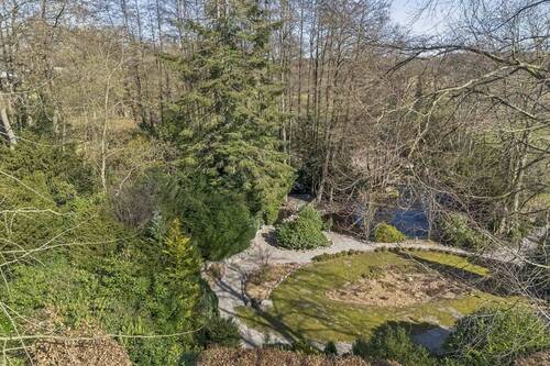 Parkähnliche Anlage mit Teich - 