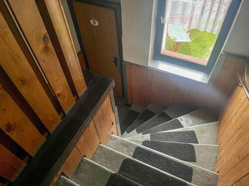 Treppenhaus - Mehrfamilienhaus mit zwei bezugsfreien Wohnungen