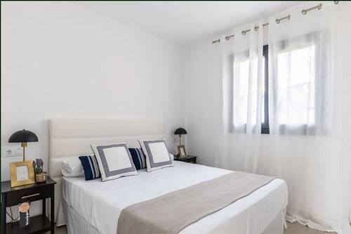 Doppelbett und Einbauschränke im Schlafzimmer für höchsten Komfort - 