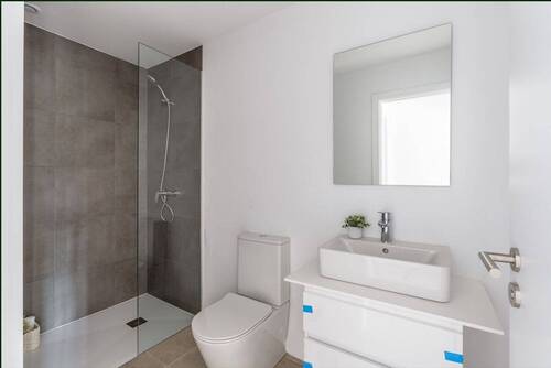 Hochwertige Armaturen und ebenerdige Dusche - 