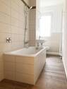 modernes Bad mit Wanne - 