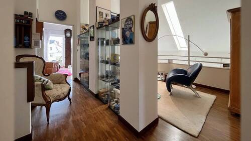 Offen gestalteter Durchgangsbereich zwischen Wohn- und Schlafräumen - 