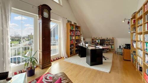 Großes Zimmer im Dachgeschoss mit zwei französischen Balkonen - 