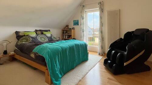 Die Dachschrägen sorgen für Gemütlichkeit im Schlafzimmer - 