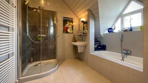 Das Tageslichtbad verfügt über eine Badewanne und eine separate Dusche - 