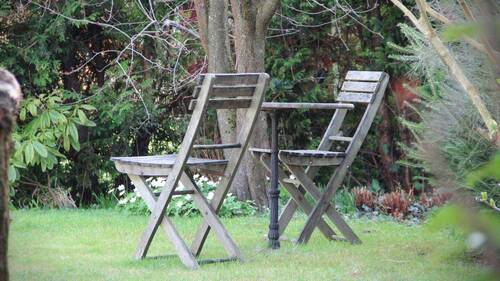 Schattige Sitzplätze laden zu ruhigen Stunden im Grünen ein - 