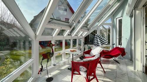 Mit Blick auf den Garten lassen sich hier zu jeder Jahreszeit entspannte Stunden verbringen - 6 Zimmer Einfamilienhaus in March / Neuershausen