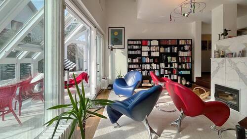 Der Marmorkamin sorgt für behagliche Wärme im Wohnbereich - Einfamilienhaus mit 173,00 m&sup2; in March / Neuershausen zum Kaufen