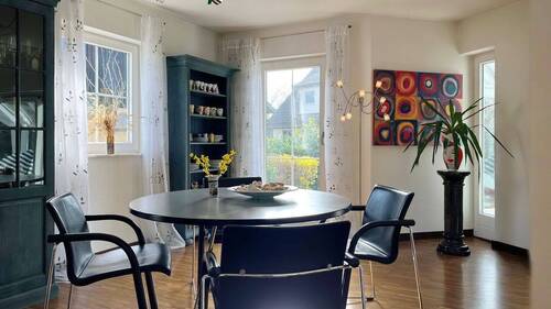 Großzügige Fensterfronten und ein direkter Blick ins Grüne - 