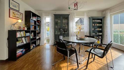 Geräumiges Esszimmer mit natürlichem Lichteinfall - 