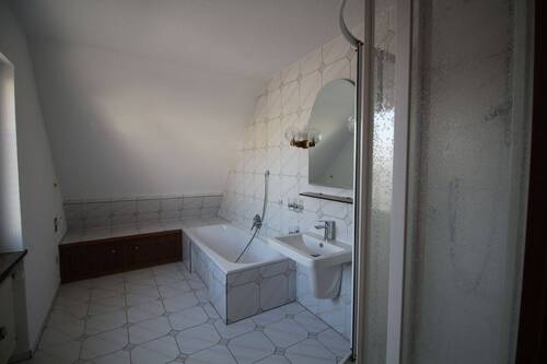 DG: Tageslichtbad mit Wanne und Dusche - 