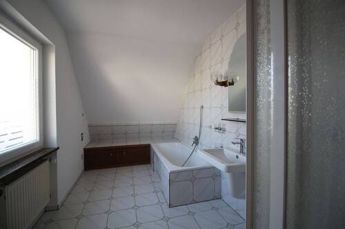 DG: Tageslichtbad mit Wanne und Dusche - 