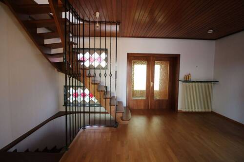 Treppenhaus mit Hauseingang - 