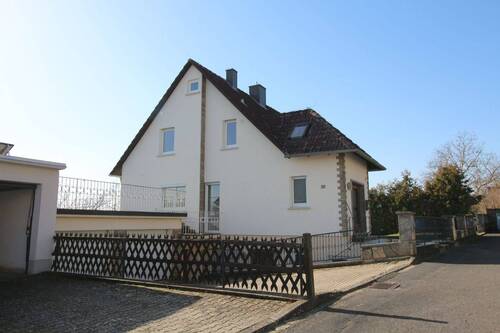 Giebelansicht und Garagenzufahrt - 5 Zimmer Mehrfamilienhaus, Wohnhaus zur Miete in Ochsenfurt