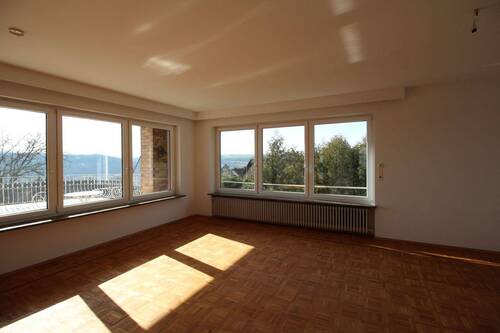 Helles geräumiges Wohnzimmer - 