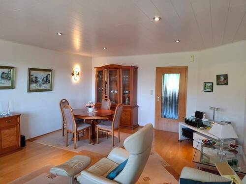 Wohnzimmer mit Blick zum Essbereich - 3 Zimmer Etagenwohnung in Kassel