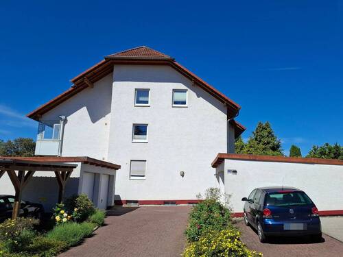 Hausansicht von Osten und Zufahrt - 
