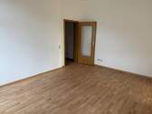 Wohnzimmer mit Zugang Balkon - 