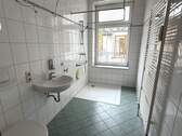 Tageslichtbad mit ebenerdiger Dusche - 