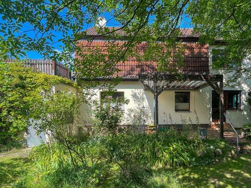 Titelbild - Viel Platz für Familie & Leben: Großes Einfamilienhaus mit Terrassen und Garten