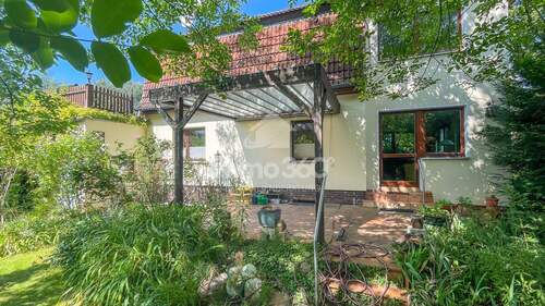 großer und gepflegter Garten - 