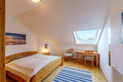 Schlafzimmer mit Doppelbett, Dachfenster, Blick zur Ostsee - 