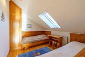 Schlafzimmer mit Einzelbetten, Dachfenster mit Blick zur Ostsee - 