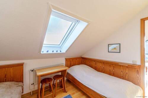 Schlafzimmer mit Einzelbetten, Dachfenster mit Blick zur Ostsee - 