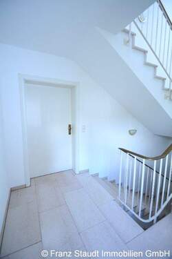 Gepflegtes Treppenhaus - 3 Zimmer Etagenwohnung zum Kaufen in Aschaffenburg