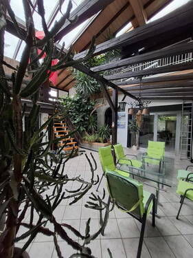 großer überdachterWintergarten - 