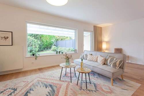 Wohnzimmer mit Gartenblick - Modernisiertes Reihenendhaus in ruhiger Lage von Mülheim Dümpten