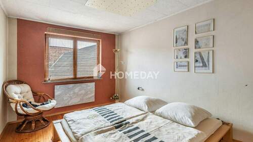 1. OG Schlafzimmer 1 - 