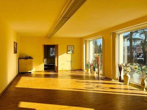 Hell, freundlich und sofort nutzbar - 1 Zimmer Büro zum Kaufen in Großharthau
